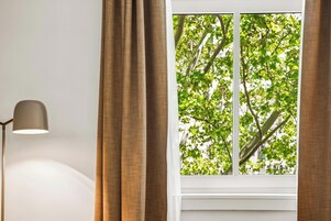 Queen Room | Individually decorated, individually furnished, desk, laptop workspace