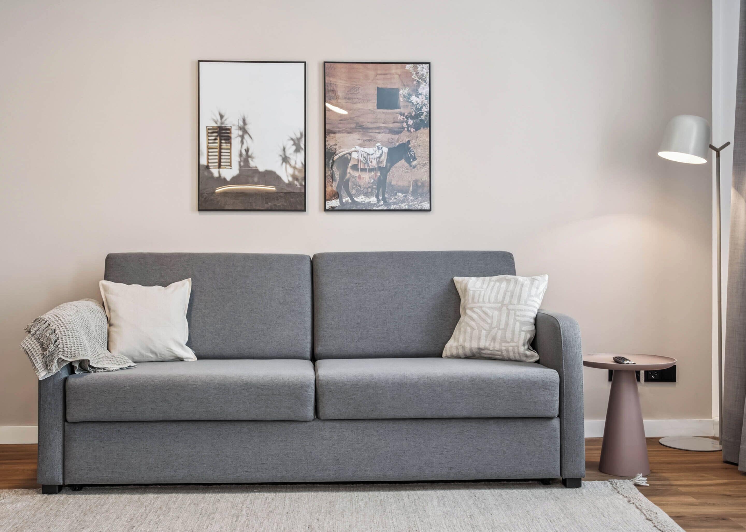 One-Bedroom Suite with Sofa Bed | Wohnbereich | 50-Zoll-Flachbildfernseher mit Kabelempfang