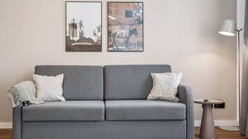 One-Bedroom Suite with Sofa Bed | Wohnbereich | 50-Zoll-Flachbildfernseher mit Kabelempfang