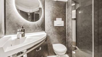 Queen Room | Badezimmer | Dusche, umweltfreundliche Kosmetikartikel, Haartrockner, Handtücher