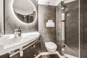Queen Room | Baño | Ducha, artículos de higiene personal ecológicos y secador de pelo