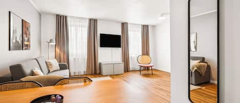 One-Bedroom Suite with Sofa Bed | Woonruimte | Een 50-inch flatscreentelevisie met kabelzenders