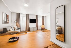 One-Bedroom Suite with Sofa Bed | 起居区 | 50-英寸纯平电视（配备有线频道）