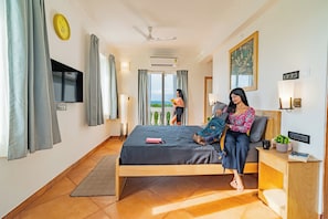 Premium Double Room with Balcony | Soundproofing, free WiFi, bed sheets - The Hosteller Goa, Old Goa (Panaji)