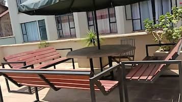 Appartement, 1 slaapkamer, roken, terras | Buiten dineren