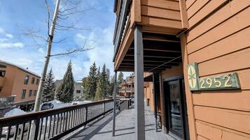 Un edificio de madera con balcón y un cartel que muestra el número 2952.