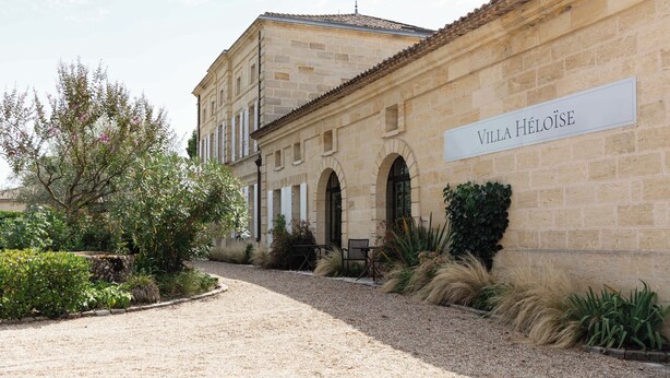 Villa Heloise with a gravel pathway, arched windows, and a signboard. - Villa Héloise (Puisseguin)