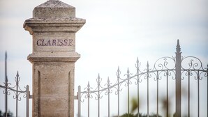 A stone monument with the inscription "CLARISSE" and a wrought iron fence in the background. - Villa Héloise (Puisseguin)