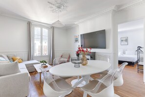 Rose Apartment | Private kitchen | Fridge, microwave, oven, stovetop - Apartments in Champigny-Sur-Marne - 30 minutes from Disneyland (Champigny-sur-Marne)