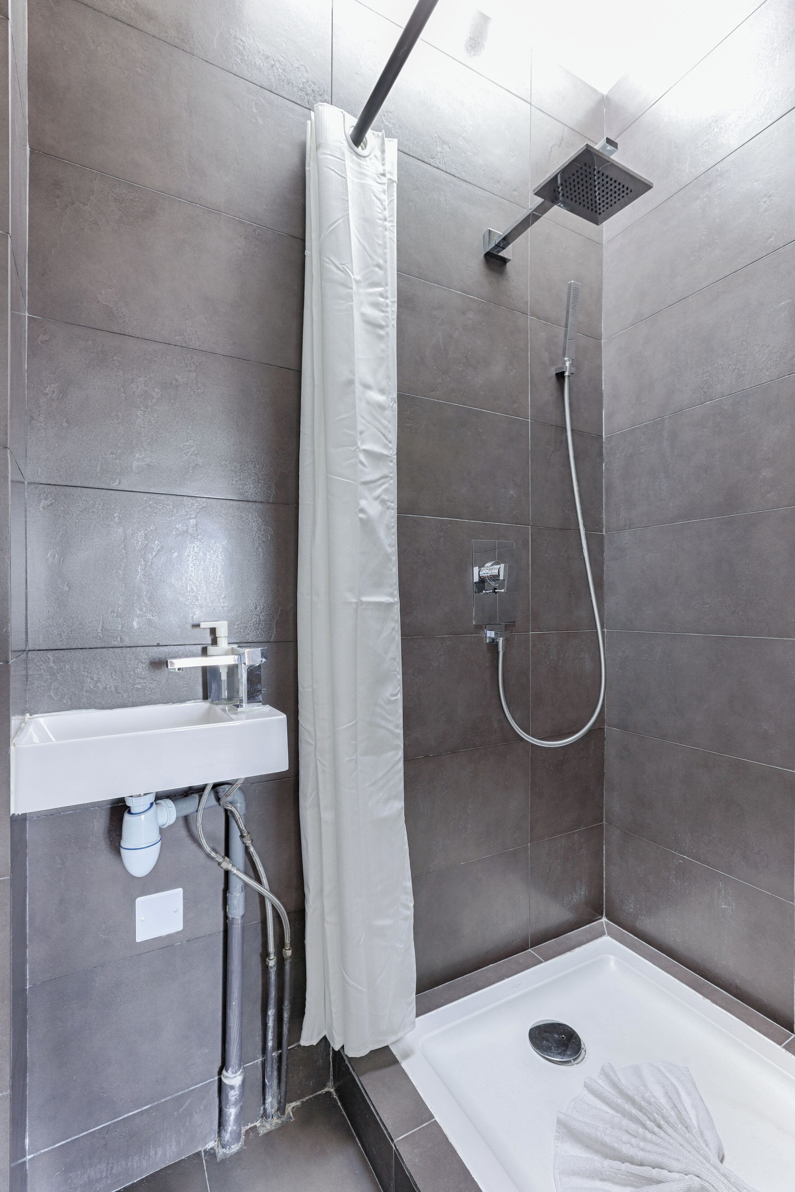 Hortensia Apartment | Baño | Ducha, secador de pelo, toallas y jabón