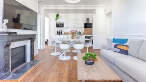 A modern living room with a fireplace, a wooden coffee table, and a grey sofa. - Apartments in Champigny-Sur-Marne - 30 minutes from Disneyland (Champigny-sur-Marne)