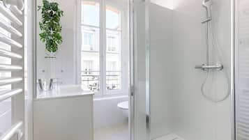 Rose Apartment | 浴室 | 淋浴設備、風筒、提供毛巾、番梘
