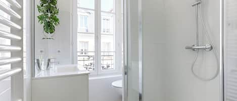 Rose Apartment | Baño | Regadera, secadora de cabello, toallas, jabón
