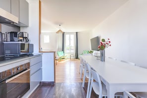Hortensia Apartment | Eget kjøkken | Kjøleskap, mikrobølgeovn, ovn og kokeplater