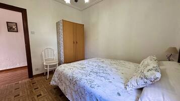 2 slaapkamers, een strijkplank/strijkijzer, gratis wifi, beddengoed