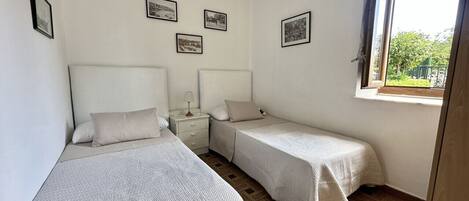 2 bedrooms, iron/ironing board, free WiFi, bed sheets