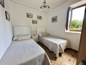2 chambres, fer et planche à repasser, Wi-Fi gratuit, draps fournis