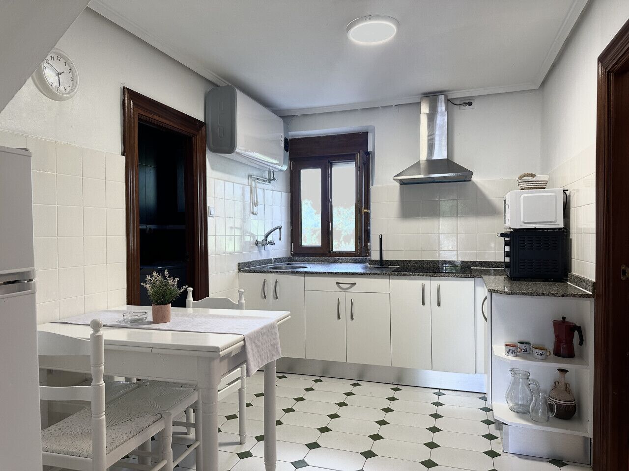 Een koelkast, een magnetron, een oven, een koffiezetapparaat/waterkoker