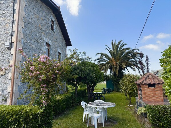 Outdoor dining - Casa Gomez 2032 Apartment with Garden (San Miguel de Meruelo)