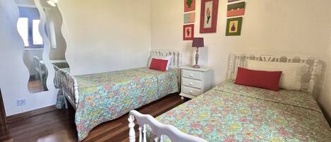 3 slaapkamers, een strijkplank/strijkijzer, wifi, beddengoed