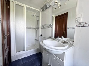 Hair dryer, towels