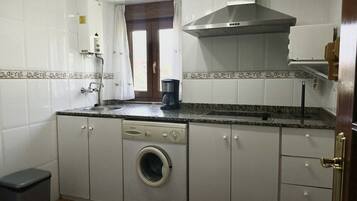 Een koelkast, een magnetron, een oven, een koffiezetapparaat/waterkoker