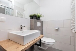 Sèche-cheveux, serviettes fournies, papier toilette