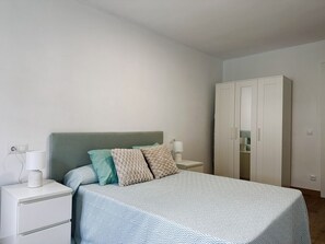3 bedrooms, iron/ironing board, bed sheets