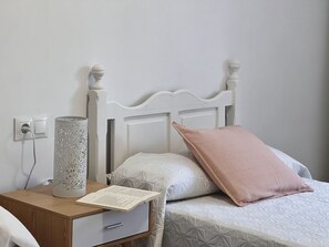 3 bedrooms, iron/ironing board, bed sheets