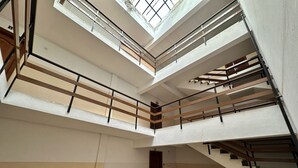 Een meerlaags interieur met een dakraam, trappen en een deur.