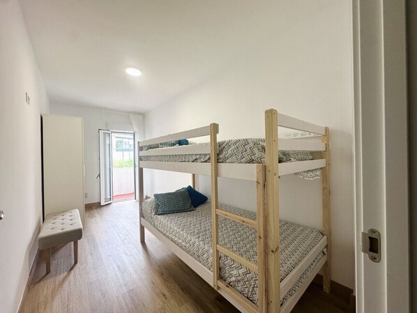 3 bedrooms, iron/ironing board, bed sheets