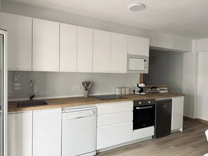 Réfrigérateur, micro-ondes, four, cafetière/bouilloire