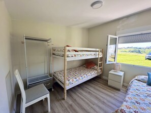 2 bedrooms, iron/ironing board, bed sheets