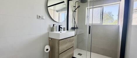 Een haardroger, handdoeken