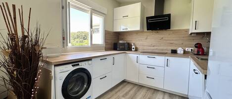 Kühlschrank, Mikrowelle, Ofen, Geschirrspüler