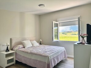 2 habitaciones, tabla de planchar con plancha y ropa de cama 