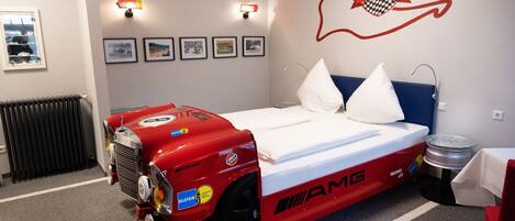 Basic Double or Twin Room, Private Bathroom | Meja, ruang kerja komputer riba, Wi-fi percuma