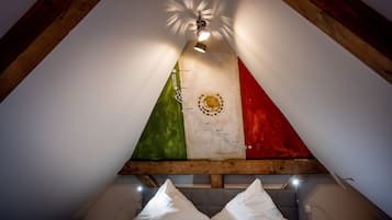 1 habitaciĂłn, escritorio y espacio para trabajar con laptop