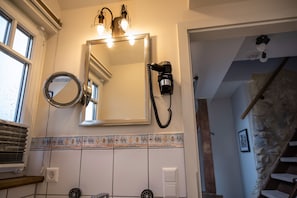 Classic Double Room | Bathroom | Towels, soap, shampoo, toilet paper
