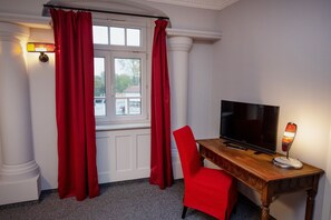 Phòng đôi hoặc 2 giường đơn cơ bản, phòng tắm riêng | Bàn, khu vực làm việc phù hợp cho laptop 