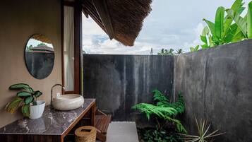 Chambre Double Supérieure, vue vallée | Salle de bain | Baignoire et douche séparées, douche à « effet pluie »
