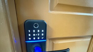 Una puerta con teclado numérico y manija.