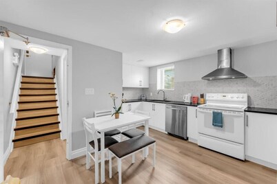 Niagara Falls & Wineries | 3BR Modern Home w/ King