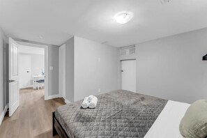 3 bedrooms, iron/ironing board, travel cot, WiFi - Niagara Falls & Wineries | 3BR Modern Home w/ King (St. Catharines)