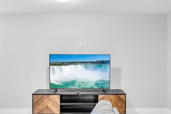 Interior - Niagara Falls & Wineries | 3BR Modern Home w/ King (St. Catharines)