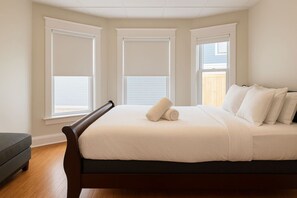 4 chambres, bureau, fer et planche à repasser, lit de bébé portatif