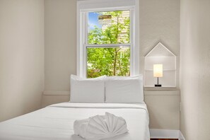 4 habitaciones, escritorio y tabla de planchar con plancha 