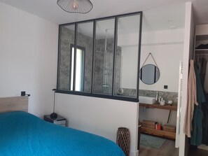 4 bedrooms, iron/ironing board, bed sheets