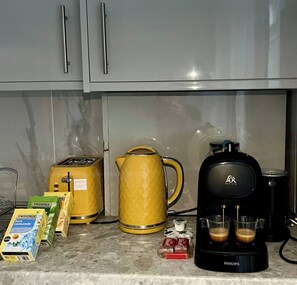 Apartment, 3 Bedrooms | Interior - Cozy Getaway in Londoneasy Access to Heathrow (London)