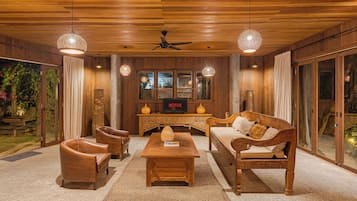 Deluxe Villa | Living room